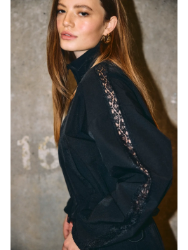 CHAQUETA NEGRA CON PUNTILLA