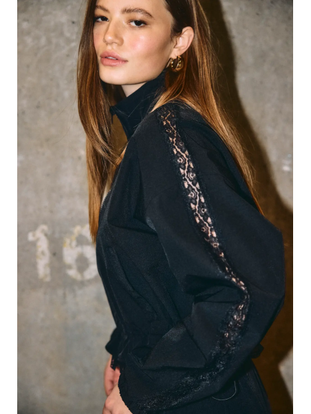 CHAQUETA NEGRA CON PUNTILLA
