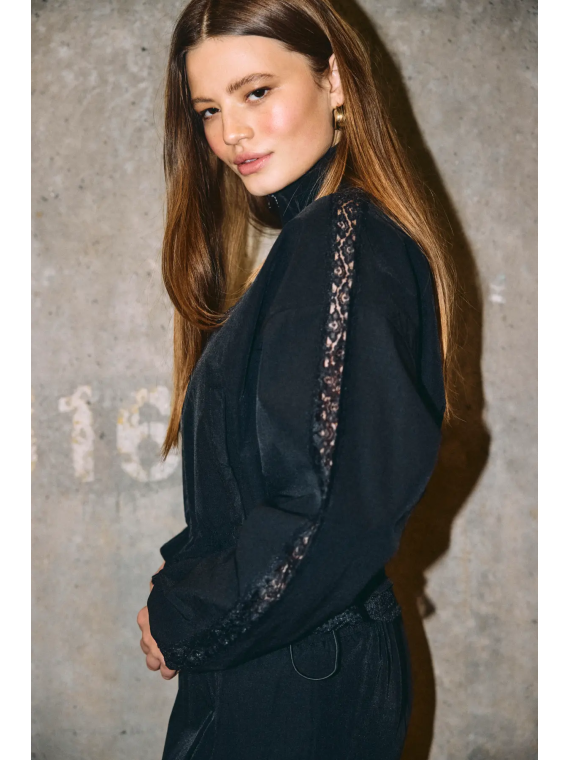 CHAQUETA NEGRA CON PUNTILLA
