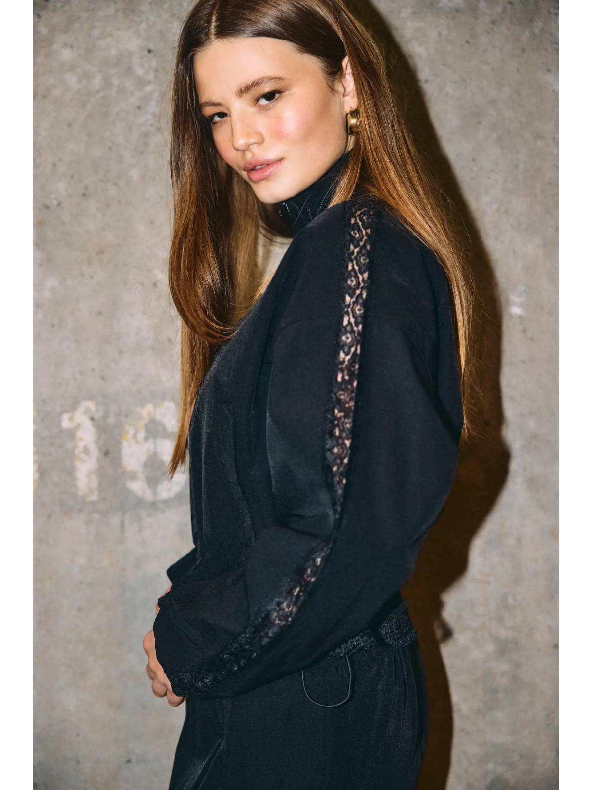 CHAQUETA NEGRA CON PUNTILLA