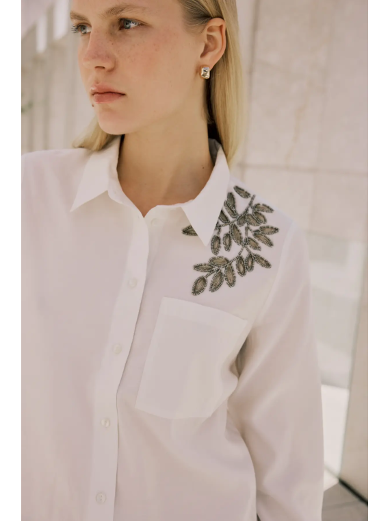CAMISA DETALLE HOJA