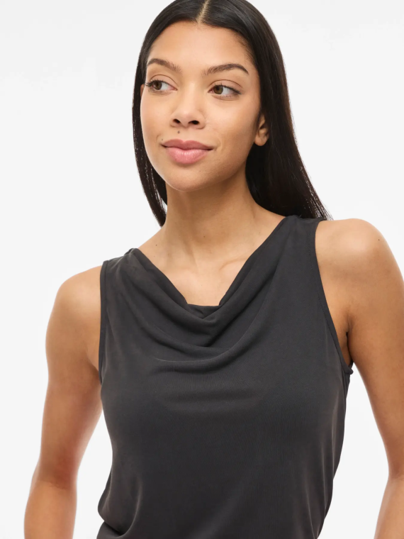 CAMISETA SIN MANGAS NEGRA