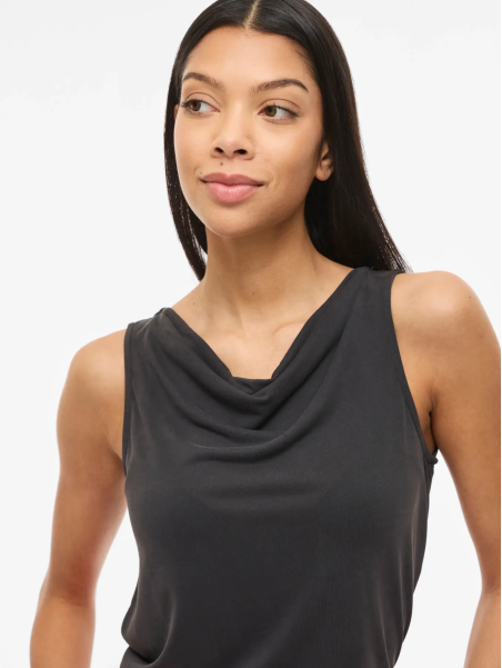 CAMISETA SIN MANGAS NEGRA