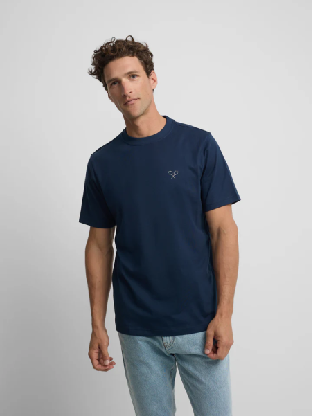 CAMISETA RAQUETAS LETTERING AZUL MARINO SILBON