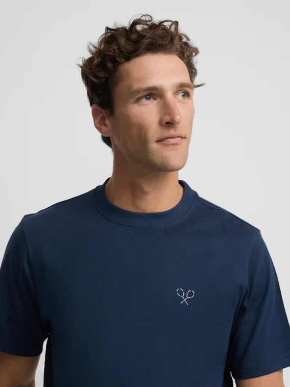CAMISETA RAQUETAS LETTERING AZUL MARINO SILBON