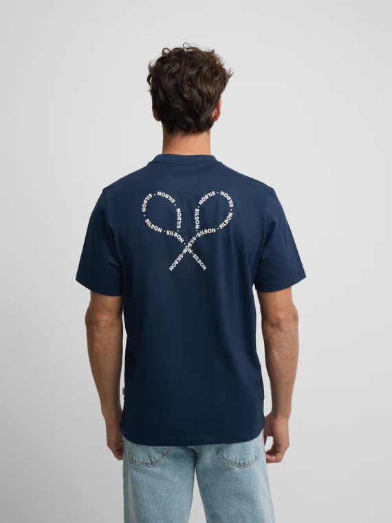CAMISETA RAQUETAS LETTERING AZUL MARINO SILBON