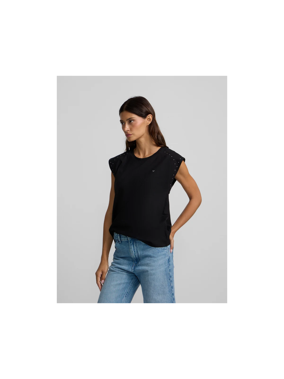 CAMISETA TACHUELAS NEGRA