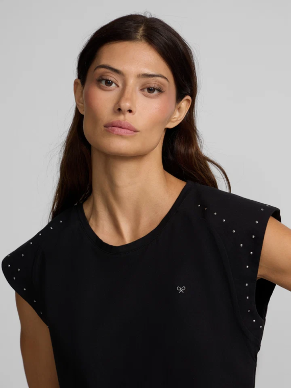 CAMISETA TACHUELAS NEGRA