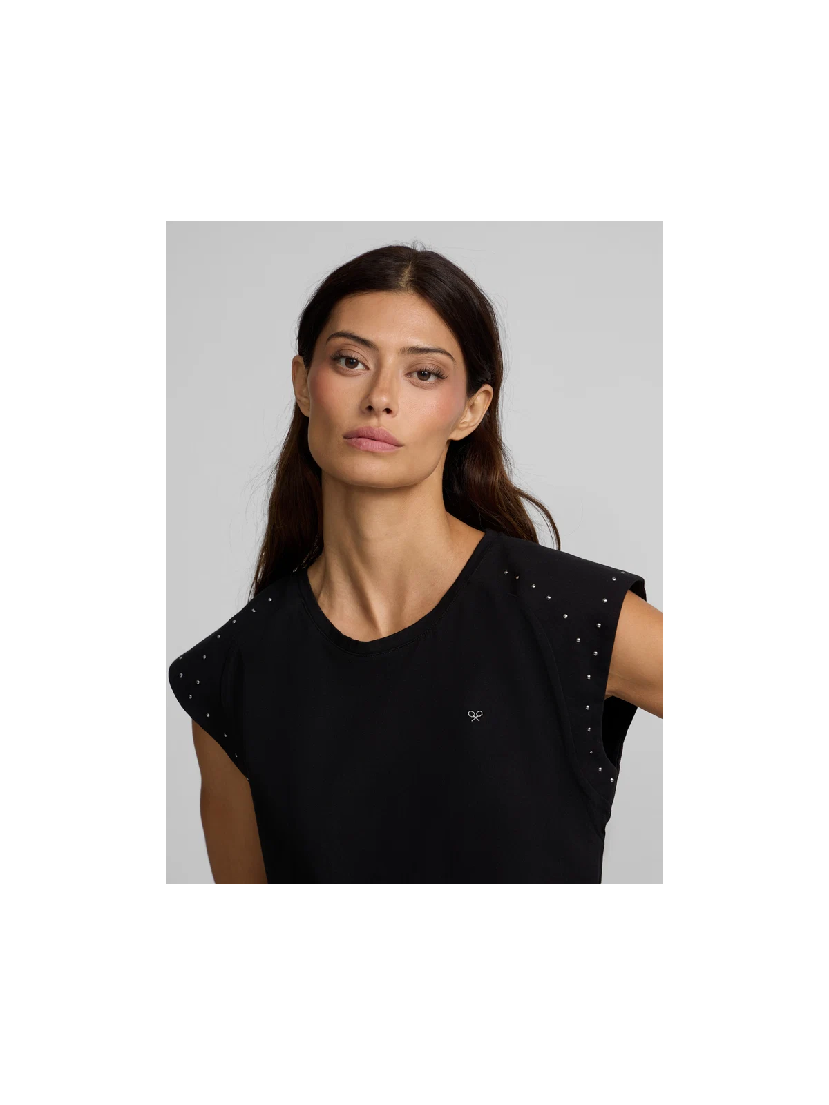 CAMISETA TACHUELAS NEGRA