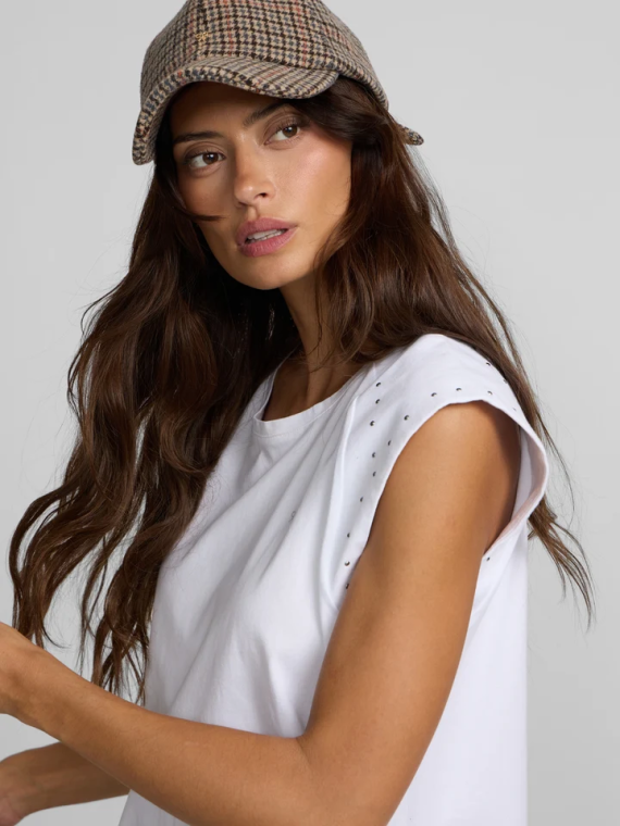 CAMISETA TACHUELAS BLANCA