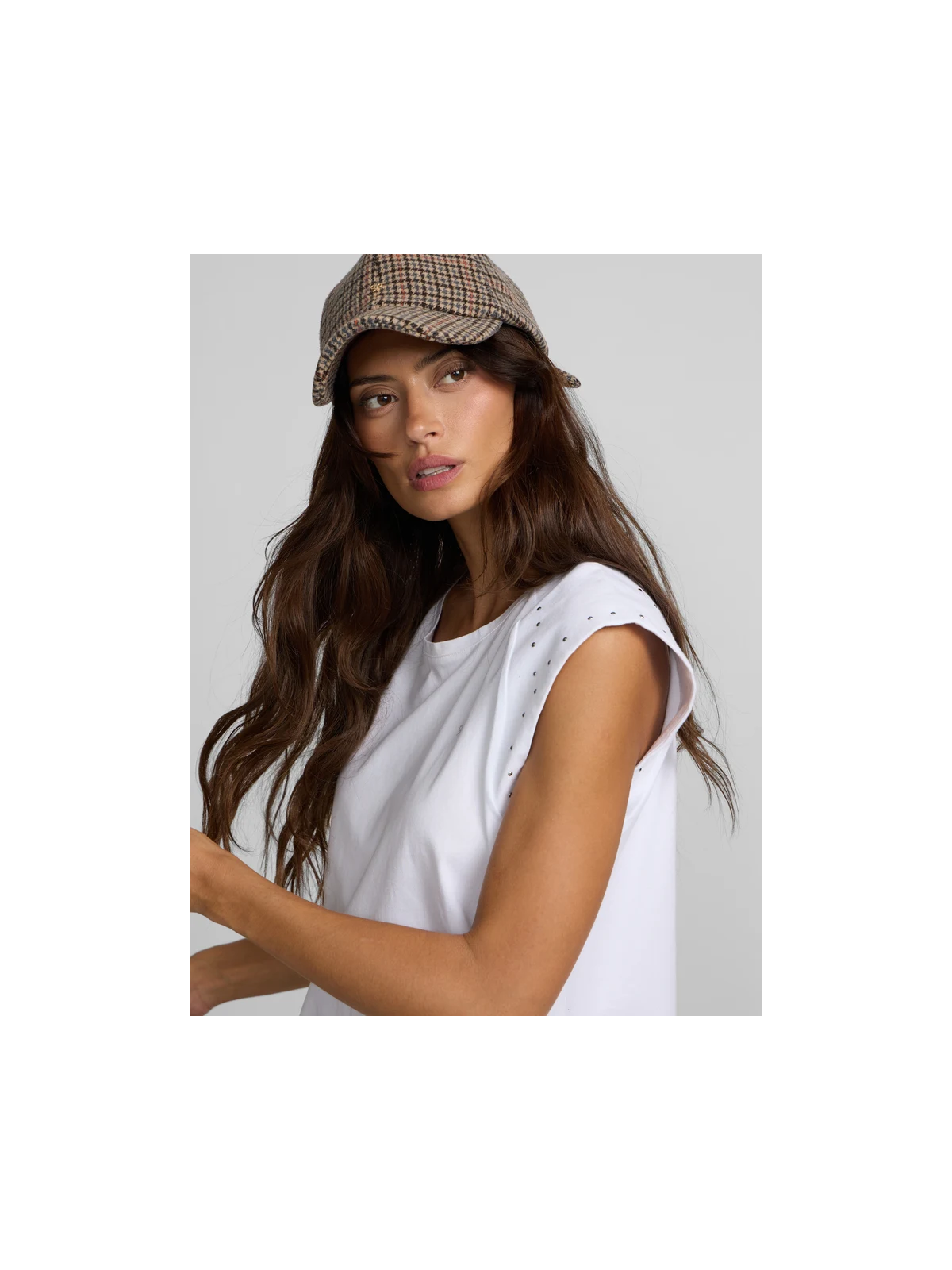 CAMISETA TACHUELAS BLANCA