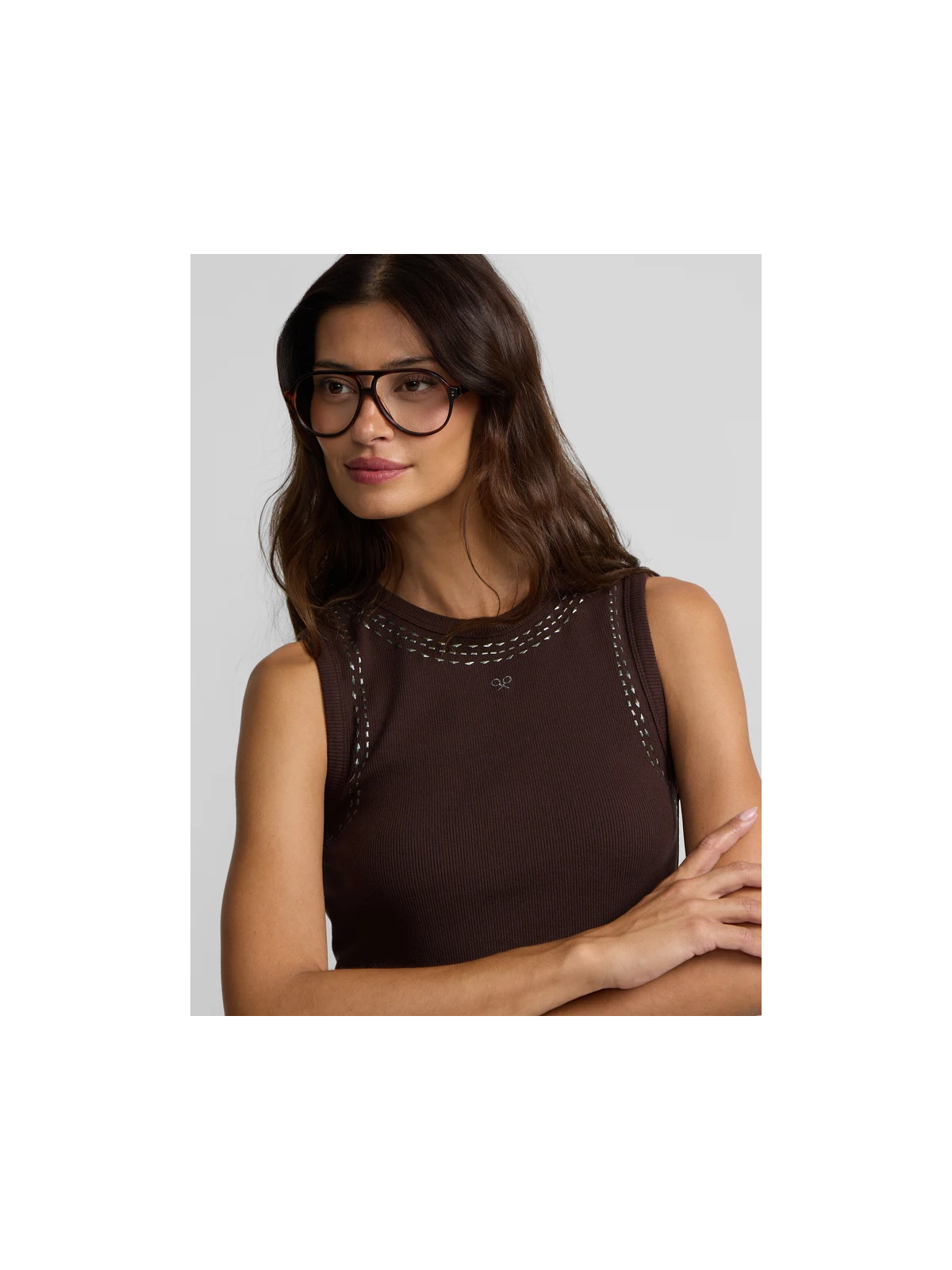 CAMISETA TACHUELAS MARRON
