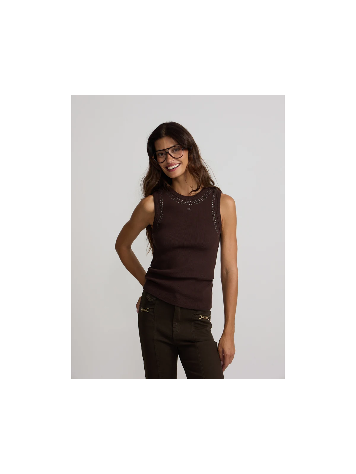 CAMISETA TACHUELAS MARRON